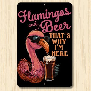 Peut inclure: Un flamant rose portant des lunettes de soleil tient un verre de bi&egrave;re. Le texte sur l'affiche dit "Flamingos and Beer That's Why I'm Here."