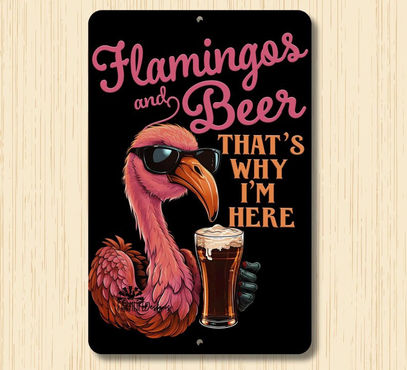 Peut inclure: Un flamant rose portant des lunettes de soleil tient un verre de bi&egrave;re. Le texte sur l'affiche dit "Flamingos and Beer That's Why I'm Here."