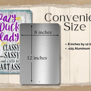 Puede incluir: Un letrero met&aacute;lico con el texto "Crazy Duck Lady" en morado, con ilustraciones de patos. El letrero mide 20 cm por 30 cm y est&aacute; hecho de aluminio de 0,025. El letrero tambi&eacute;n incluye las palabras "Classy, Sassy, and a little bit Smart Ass."