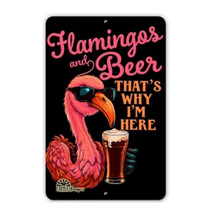 Peut inclure: Un flamant rose portant des lunettes de soleil tient un verre de bi&egrave;re. L'affiche indique "Flamingos and Beer That's Why I'm Here".