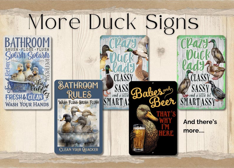 Puede incluir: Colecci&oacute;n de letreros con tem&aacute;tica de patos con varios dise&ntilde;os. Un letrero dice "Ba&ntilde;o" con ilustraciones de patos. Otros letreros presentan frases como "Crazy Duck Lady" y "Babes and Beer". Los letreros est&aacute;n sobre un fondo de madera.