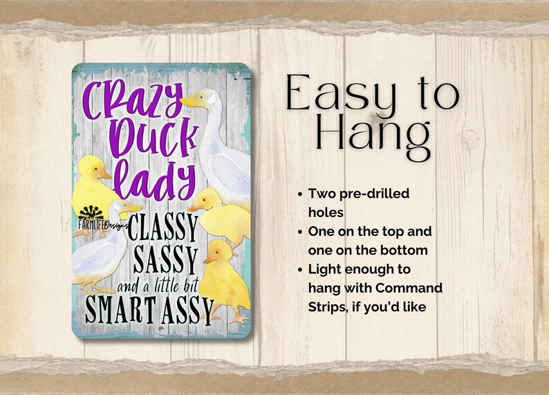 Puede incluir: Un letrero met&aacute;lico rectangular con un borde turquesa y un fondo de vetas de madera desgastada. El letrero presenta el texto "Crazy Duck Lady" en escritura morada, junto con ilustraciones de patos y patitos. Tambi&eacute;n se incluye el texto "Classy, Sassy, and a little bit Smart Assy".