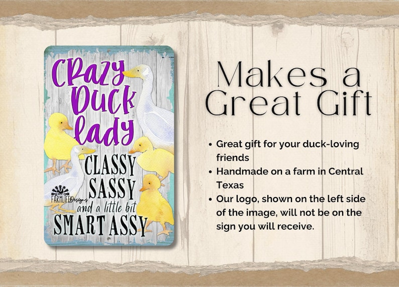Puede incluir: Un letrero met&aacute;lico rectangular con un fondo azul claro y las palabras "Crazy Duck Lady" en escritura morada. El letrero presenta ilustraciones de patos y patitos, con las palabras "Classy, Sassy, and a little bit Smart Assy".