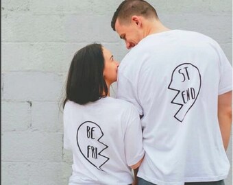 Puede incluir: Dos camisetas blancas con un diseño de corazón roto. Una camiseta dice "Best" y la otra dice "Friend".