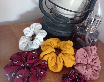 Lot De 4 Chouchous (élastiques à Cheveux) En Tissu Brillant - Couleurs Vert Et Violet - Neufs Sous Blister