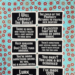 Könnte beinhalten: Eine Sammlung schwarzer rechteckiger Aufnäher mit weißem Text. Die Aufnäher zeigen verschiedene Sätze wie "I Will Consult The Bones!", "You're Doing Something Weird. Be You. Be a Human Being." und "Lurk Much?!"