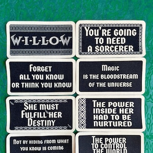 Könnte beinhalten: Acht rechteckige Aufnäher in Schwarz und Weiß mit Zitaten. Die Aufnäher haben einen schwarzen Hintergrund mit weißem Text und einen weißen Rand. Die Zitate lauten unter anderem "Willow", "You're going to need a sorcerer" und "Forget all you know or think you know."
