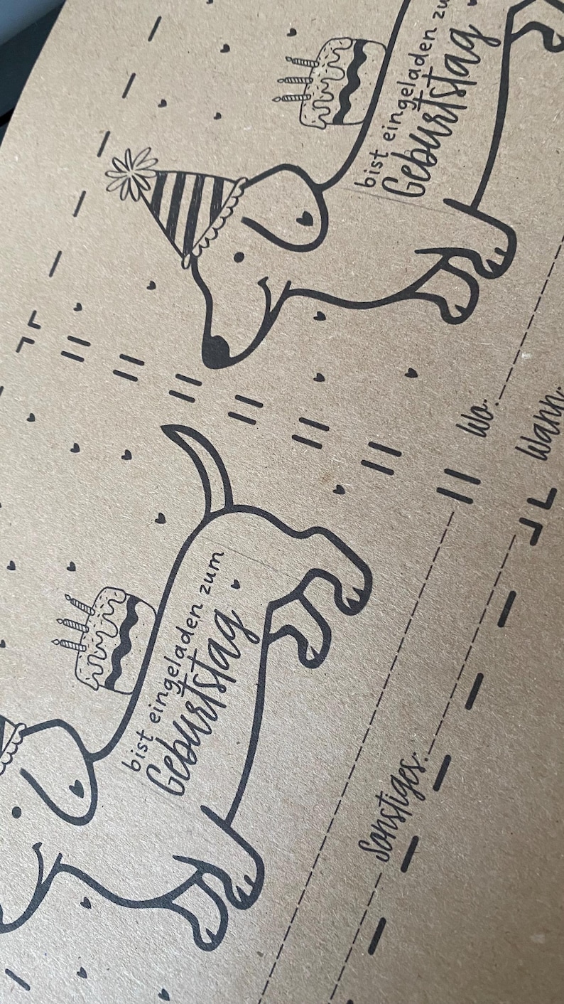 Puede incluir: Tarjeta marr&oacute;n con dibujos lineales negros de perros salchicha con gorros de fiesta y pasteles de cumplea&ntilde;os. El texto "bist eingeladen zum Geburtstag" est&aacute; escrito en una fuente de escritura.