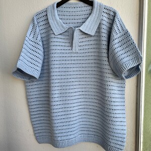 Camisa polo MerlaDesigns, camisa vintage unissex, camisa unissex azul bebê para o verão, polo azul pastel com gola, polo de verão, camisa unissex