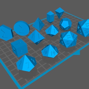 Puede incluir: Un conjunto de 13 dados azules, incluyendo un d4, d6, d8, d10, d%, d12 y d20. Los dados están dispuestos en una cuadrícula gris.