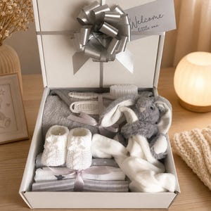 Cesto regalo per neonato con coniglietto / Scatola regalo unisex per neonato / Set regalo neutro per neonato / Regalo per baby shower / Cesto regalo per neonato con coniglietto grigio