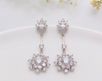 Bridal Snowflake Earrings-Clear CZ Crystal Earrings-White Cluster Drop Earrings-Bridesmaid Statement Earring-Chandelier Earring-Gift for Her