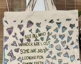 Bolsa con cita de dientes de tiburón arcoíris pintada a mano