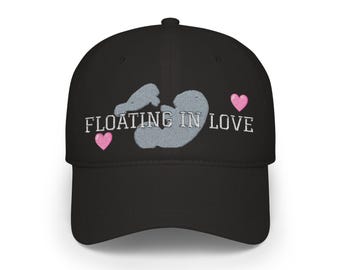 Gorra de béisbol bordada de perfil bajo con diseño de manatí de San Valentín "Flotando en el amor"