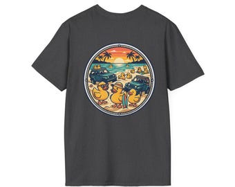 Camiseta Duck Beach Sunset / Diseño vintage de círculos con patitos de goma surfeando