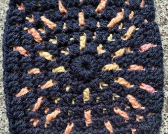 Modello quadrato all'uncinetto con mosaico sovrapposto a fuoco d'artificio di dalia