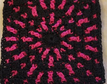 Motivo quadrato all'uncinetto con sovrapposizione di fuochi d'artificio e anelli a mosaico