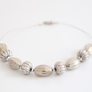 Statement chain silver colored large pearl necklace collier