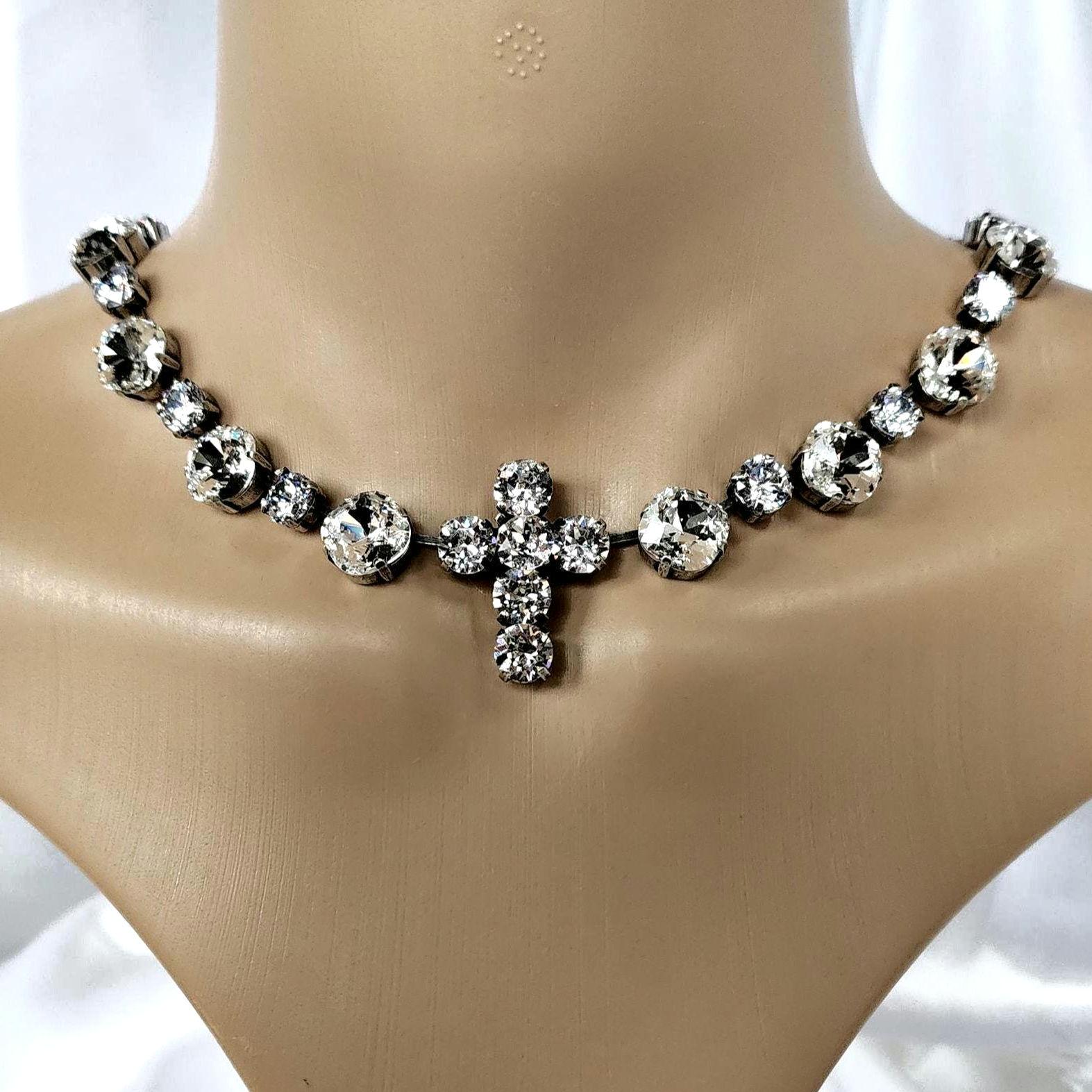 アナ・ウィンターのダイヤモンドクロスネックレス。スワロフスキー