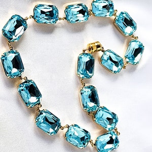 Collar de cristal de aguamarina de Anna Wintour. Cierre de langosta o cierre magnético disponible. Pendientes a juego.