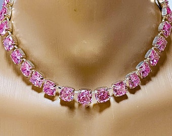 Collar geométrico de cristal rosa Anna Wintour. Disponible en circonitas cúbicas AAAAA. Cierre magnético o de langosta.