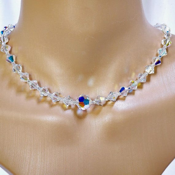 幾何学模様のスワロフスキーネックレス。上質なオーロラクリスタル