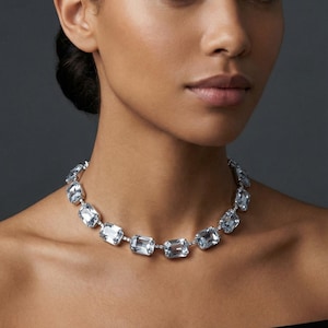 Collar octagonal de cristal transparente de Anna Wintour en plata de gran tamaño.