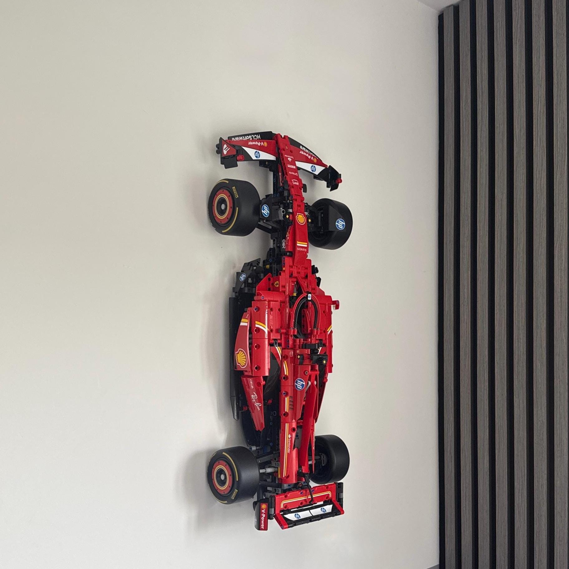 Support mural vertical pour voiture de course de Formule 1 LEGO Technic Ferrari (42207)