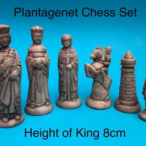 Può includere: Set di scacchi Plantagenet con sei pezzi. Il re è alto 8 cm. I pezzi degli scacchi sono bianco sporco con intagli dettagliati. Il set include un re, una regina, un alfiere, un cavaliere a cavallo, una torre e un pedone.