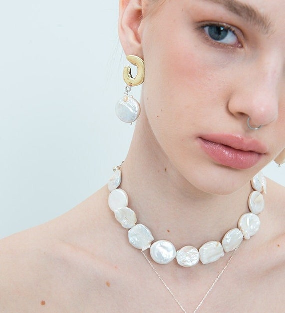 Acquista Orecchini lunghi moderni ed eleganti Orecchini pendenti con personalità a catena con perle d'imitazione in Italia a partire da 0.69