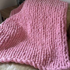 Chunky Jumbo Hand gestrickte rosa Decke | XL Chenille Garn | Gemütlich | Geschenk | Kaugummi
