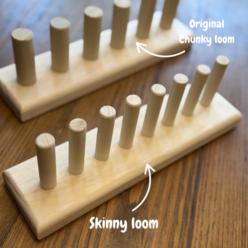 Op de afbeelding: Twee houten weefgetouwen worden getoond, &eacute;&eacute;n met het label "Original Chunky loom" en de andere "Skinny loom". Elk weefgetouw heeft een rechthoekige basis met gelijkmatig verdeelde, cilindrische pinnen. De weefgetouwen zijn gemaakt van lichtgekleurd hout.