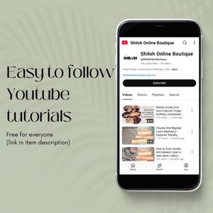 Op de afbeelding: Een smartphone toont het YouTube-kanaal "Shiloh Online Boutique" met breipatronen. Het scherm toont video-miniaturen en de naam van het kanaal. Links staat "Makkelijk te volgen Youtube tutorials" en "Gratis voor iedereen."