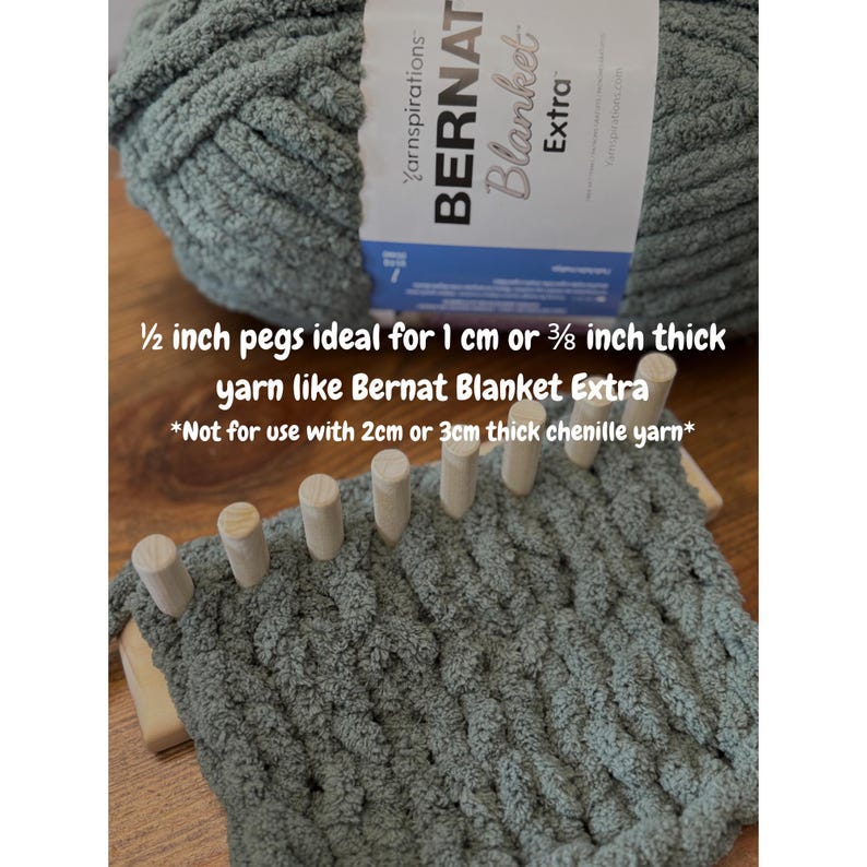 Op de afbeelding: Een close-up van een breiproject met een bol Bernat Blanket Extra garen. De tekst luidt: "1/2 inch pinnen ideaal voor 1 cm of 3/8 inch dik garen zoals Bernat Blanket Extra." Het garen is zacht, lichtgroen.