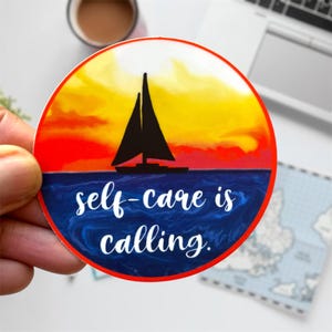 Self-Care is Calling Aufkleber - Segeldesign, positive Affirmation, lebendige Farben, nautisches Self-Care Geschenk für Reisende und Ozeanliebhaber