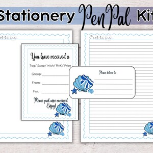 Peut inclure: Un kit de correspondance pour correspondants avec du papier ligné et vierge, une étiquette et une étiquette d'adresse. Le kit a un thème de coquillage et d'étoile de mer bleu clair. Le texte "Stationery Pen Pal Kit" est en haut.