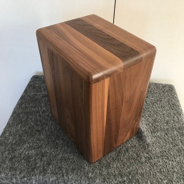 Urna modernista de nogal negro para cenizas humanas de adultos, hasta 136 kg (300 libras).