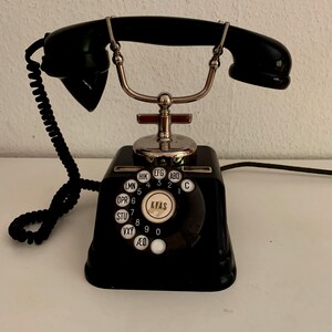 Vridtelefon, original dansk vintage metalltelefon, Telefon Jydsk Köpenhamn 1900 med avgiftsmätare och Valby riktnummer