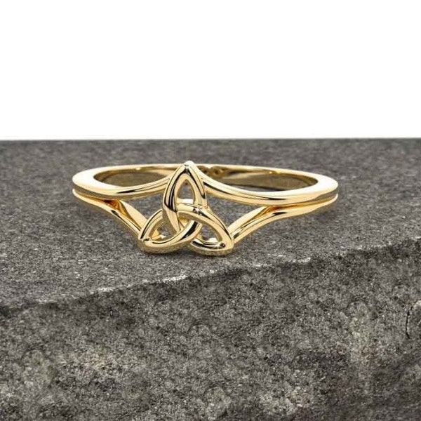 Bague à nœud Triquetra en or 14 carats, bague à nœud trinité triangle celtique d’amour éternel, bague celtique irlandaise, bague délicate moulée à la main, cadeau pour elle