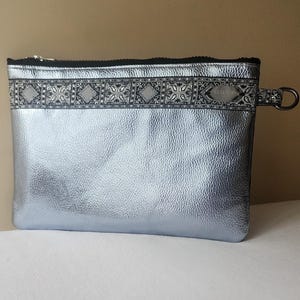 Elegante bolso de mano bicolor de piel sintética – Pulsera plateada y negra