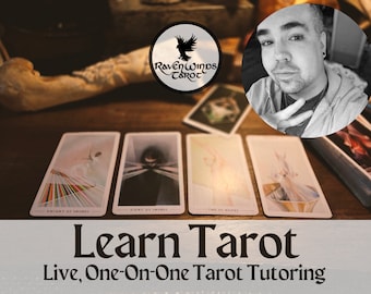 Puede incluir: Un despliegue de lectura de cartas de tarot con cuatro cartas dispuestas sobre una mesa de madera. Las cartas son del "Caballero de Espadas", del "Ocho de Espadas", del "Dos de Varitas" y de una carta desconocida. El texto "Aprender Tarot" y "Clases de Tarot en vivo, uno a uno" se muestra debajo de las cartas. Una foto en blanco y negro de una persona está en la esquina superior derecha de la imagen. El texto "Raven Winds Tarot" está en un círculo en la esquina superior izquierda de la imagen.