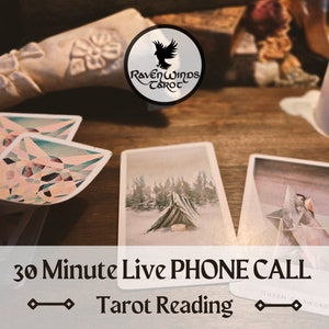 Puede incluir: Un servicio de lectura de tarot ofrecido por Raven Winds Tarot. La imagen muestra un despliegue de cartas de tarot sobre una mesa de madera con una vela y una pieza decorativa. El texto en la imagen dice "30 minutos de llamada telefónica en vivo Lectura de tarot".