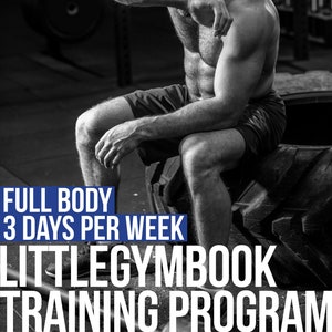 Könnte beinhalten: Ein Schwarzweißfoto eines Mannes, der in einem Fitnessstudio auf einem Reifen sitzt. Er trägt ein schwarzes Tanktop und schwarze Shorts. Der Text "FULL BODY 3 DAYS PER WEEK LITTLEGYMBOOK TRAINING PROGRAM" befindet sich am unteren Rand des Bildes.