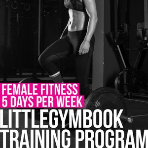 Peut inclure: Photo en noir et blanc d'une femme soulevant des poids dans une salle de sport. Le texte "FEMALE FITNESS 5 DAYS PER WEEK LITTLEGYMBOOK TRAINING PROGRAM" est affiché sur l'image.
