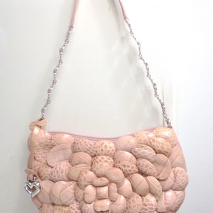 Bolso de hombro pequeño Brighton Rosalie de piel rosa con detalle de pétalos de flores en 3D en tono plateado
