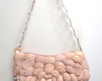 Borsa a tracolla piccola in pelle rosa Brighton Rosalie con dettagli in argento a forma di petalo di fiore 3D