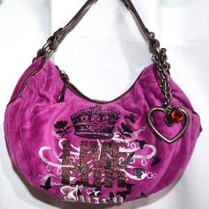 Bolso de piel de terciopelo morado JUICY COUTURE Y2K "Live For Juicy" con dije de corazón, bolso estilo hobo, bolso baguette