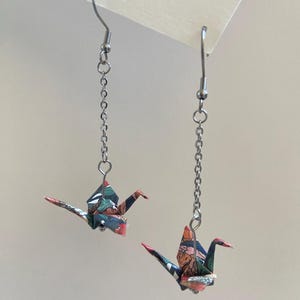 Orecchini origami di carta impermeabili a forma di gru - 11 colori disponibili. Con catena in acciaio - colore dorato o argento. Leggeri, resistenti
