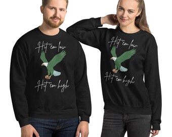 Könnte beinhalten: Zwei schwarze Sweatshirts mit einem grünen Adler-Motiv und dem Text "Hit 'em low Hit 'em high".
