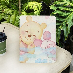 Funda para iPad con diseño de Winnie Pooh y portalápices para iPad Air 5/6/7 de 11" y 13" (2025 M3), iPad Pro de 12,9", iPad 8/9/10/11 Gen, Mini 6/7